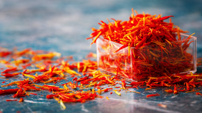Kesar Oil: घने बाल और ग्लोइंग स्किन के लिए घर पर बनाएं केसर का तेल